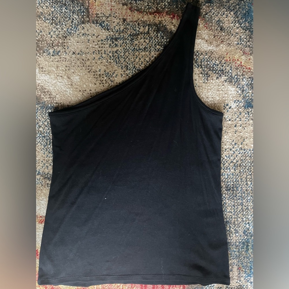 Black one shoulder tank.